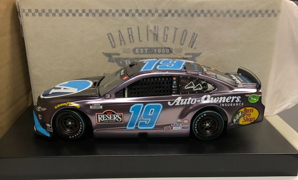 Martin Truex Jr. #19 Auto-Owners Assicurazione Throwback 2021 1:24 Scala Colore - Immagine 1 di 4