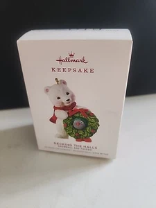 Hallmark Ornament: 2019 Decking the Halls - bola de nieve y esmoquin | QXR9059 - Imagen 1 de 3