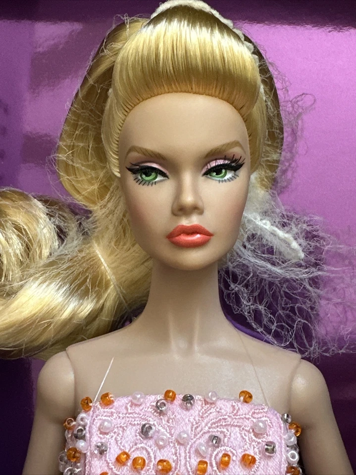 Integrity Toys Commanding Attention Poppy Parker 2020 Legendary Convention Fashion Doll (77191)