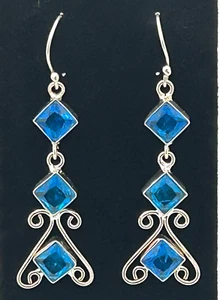Orecchini pendenti goccia vetro blu tono argento stile vintage 2” traforati - Foto 1 di 4