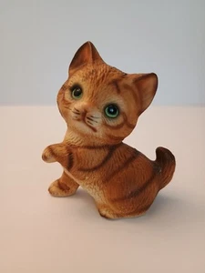 Estatuilla de gato atigrado Harvey Knox arte global pintada a mano gatito pata ojos gruesos - Imagen 1 de 23
