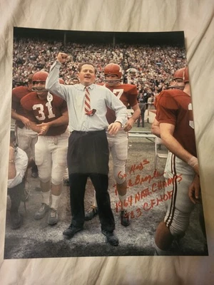 FRANK BROYLES SIGNED ARKANSAS RAZORBACKS 8X10 PHOTO W/64 CHAMPS.. 1983 CFHOF COA - Image 1 of 2