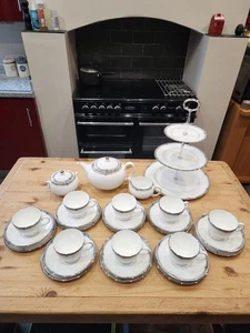 Wedgwood AMHERST tea set for eight with three tier cake stand - Picture 1 of 3