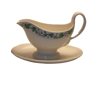 Wedgwood Stratford Gravy Boat with Attached Underplate - Elegant Vintage Design - Picture 1 of 2