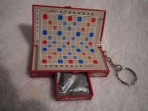 Portachiavi Scarabeo Hasbro Vintage 1999 Mini Gioco da Tavolo Viaggio 26 Piastrelle Magnetiche - Foto 1 di 5