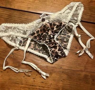 NUEVO CON ETIQUETAS DE COLECCIÓN Victoria’s Secret S Sedoso Satén Leopardo Encaje Liga Sexy Bragas PEQUEÑAS Foto 1 de 4