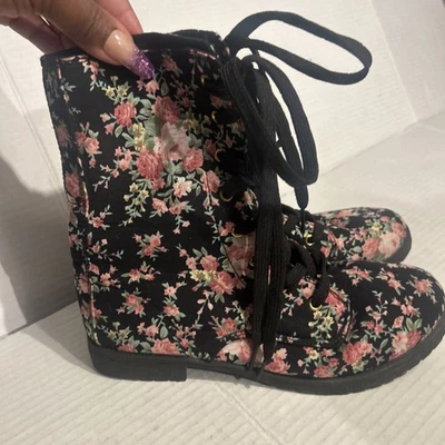 Botas de combate Rue 21 florales negras con cordones al tobillo talla 7/8 Foto 1 de 4