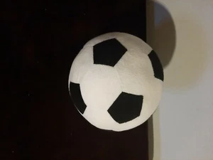 Melissa and Doug, juguete de pelota de fútbol de peluche, blanco y negro - Imagen 1 de 3