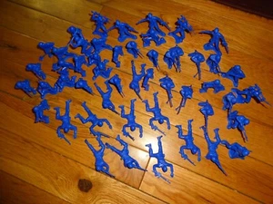 ARMY VINTAGE INFANTRY ARMY MEN SOLDIER FIGURES LOT OF 50 IN METALLIC BLUE - Picture 1 of 6