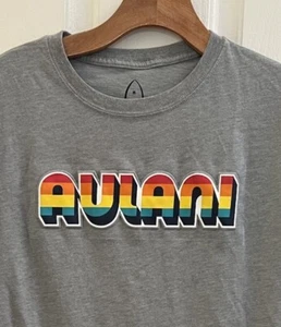 Camiseta Aulani Rainbow Letters Unisex Gris Talla M - Imagen 1 de 5