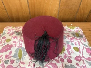 Velvet Fez Hat From Turkey With Tassle-Vintage - Picture 1 of 2