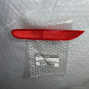 2013 Genuine Nissan QASHQAI J11 Left Hand Rear Reflector - Picture 1 of 2