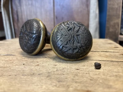 Antiguo juego de perillas de puerta de hierro fundido latón ornamentado en relieve metal vintage en relieve Foto 1 de 4