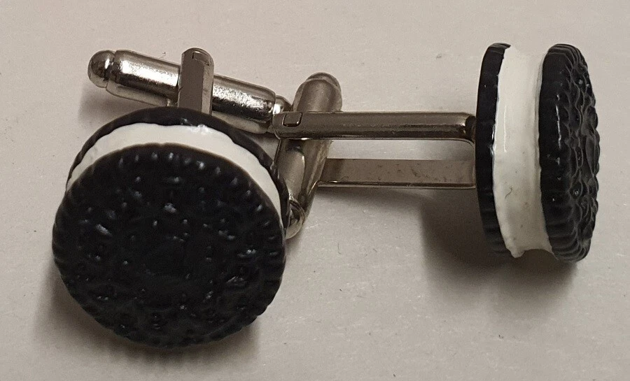 Gemelos Urban Charms hechos a mano miniatura Choc crema galletas hechos en Canberra Foto 1 de 3