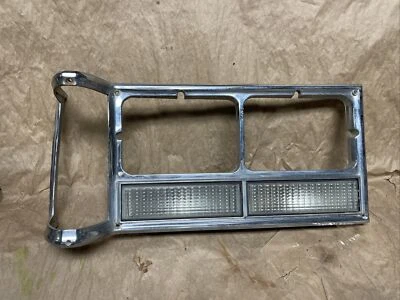 Bisel de faro derecho pasajero Lincoln Versailles 77-78 y señal de giro #3 Foto 1 de 4