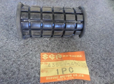 Cubierta de reposapiés delantera derecha nueva Suzuki OEM GS400 GS550 GS750 43551-45000 Foto 1 de 3