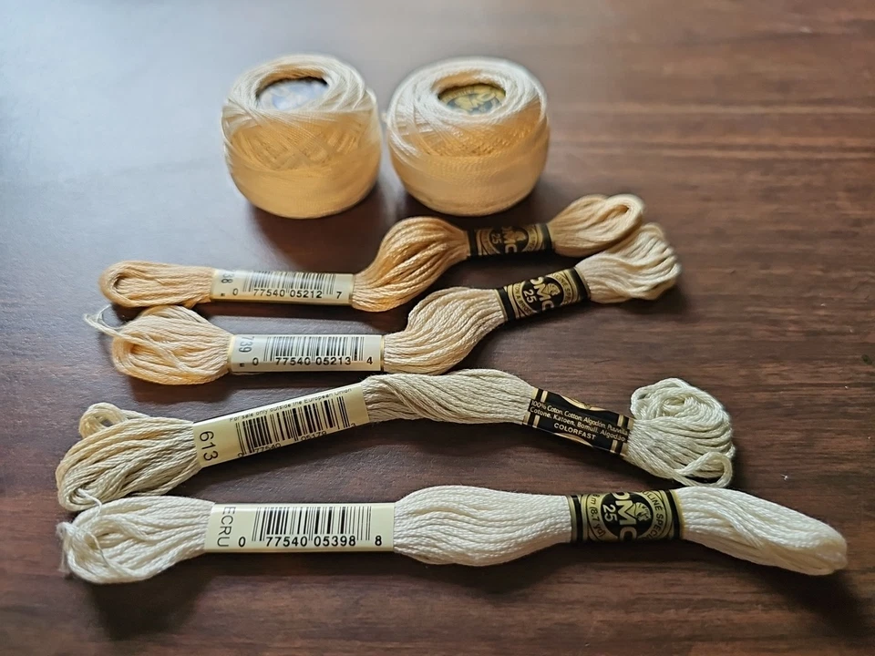 Lote de hilos de bordar DMC en algodón color crudo crema 4 madejas y 2 bolas Foto 1 de 4