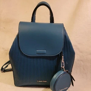 Calvin Cline Geldbörse Rucksack Millie Pfau blau ungeöffnet plissiert 2022 Kollektion - Bild 1 von 7