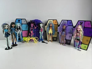 Monster High Puppen 8 Stück mit 5 Hüllen.  - Bild 1 von 11