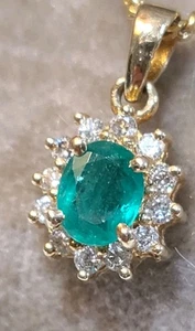 Colgante vintage de oro amarillo de 18k con halo de diamantes esmeralda joyería inmobiliaria  - Imagen 1 de 18