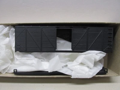 ROUNDHOUSE~ UNDECORATED 40' BOX CAR ~ KIT~HO SCALE - Image 1 of 4