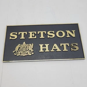 Insegna Plastica Scaffale Negozio Cappelli Stetson Vintage Pubblicità 3D Western Wear 10"x5" - Foto 1 di 5