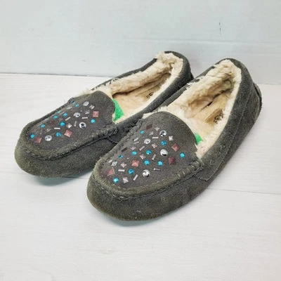 Zapatillas mocasín forradas de piel de oveja gris gamuza UGG para mujer adornadas talla 8 Foto 1 de 4