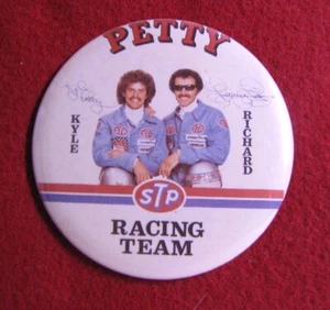 Vintage 1980er STP Kyle & Richard Petty Racing Team NASCAR Pinback Button 3 1/2" - Bild 1 von 2