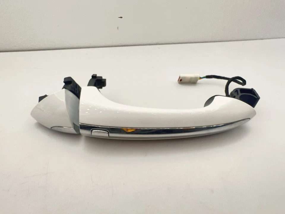 Buick Encore GX 2024-25 Summit белая внешняя дверная ручка 2-контактная с хромом 102711 - Изображение 1 из 4