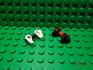 Lego NUEVO minifigura accesorio / utensilio consola de juegos -- uno rojo y uno blanco (A-3) - Imagen 1 de 1