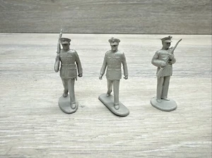 Juego de 3 figuras grises de guardia del Cuerpo de Marines del Centro de Entrenamiento Marx 55 mm de colección años 50 - Imagen 1 de 10