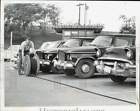 1963 Press Photo Murry Paraking Lot attendant Mike Chrustic rolls cable at cars