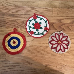 Soportes para olla de ganchillo hechos a mano vintage con lazo para colgar - Lote de 3 - Imagen 1 de 9