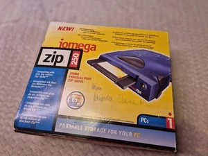 Iomega Zip250 Unità Zip Porta Parallela Esterna con Cavi - Con Scatola - 1999 - Foto 1 di 4