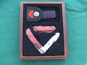 OZARK TRAIL GIFT SET WOOD DISPLAY CASE 2 POCKET KNIFE W/ KEY RING & POUCH - Picture 1 of 5