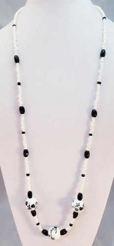 VETEMENTS Collana filo lungo in ceramica dipinta con perline miste in vetro bianco nero