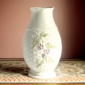 Belleek Vase irisches Porzellan Korbgeflecht Früchte des Waldes im Nachhinein Vintage - Bild 1 von 12