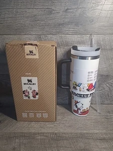 Stanley 40 Unzen Becher Peanuts Print weiß Hockey Team Snoopy neu mit Strohhalm - Bild 1 von 9