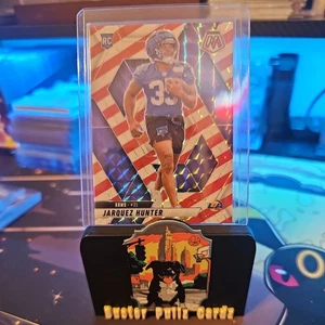 2025 PANINI MOSAIC FOOTBALL JARQUEZ HUNTER RC RED & WHITE STRIPE PRIZM #380 RAMS - Picture 1 of 5