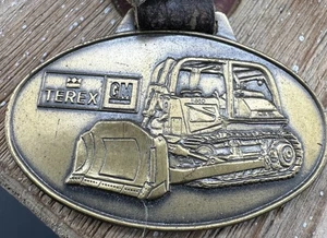 Orologio Vintage Metallo Fob GM Divisione Di General Motors Terex Bulldozer - Foto 1 di 10