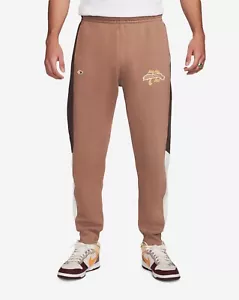 Fleece Jogginghose mit Nike Sportswear Club Grafik braun / weiß Gr. XL, XXL - Bild 1 von 8