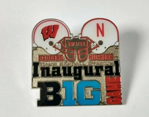 Prendedor inaugural del día del juego Wisconsin Badgers Big Game 10-1-2011 Huskers Camp Randall - Imagen 1 de 3