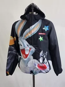 Looney Tunes x Members Only Windbreaker Jacke mit Kapuze Gr. S All Over Print MÄNGEL - Bild 1 von 12