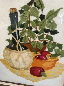 Bordado vintage años 70 bodegón acabado crewel enmarcado vino frutas 22x18 retro - Imagen 1 de 9