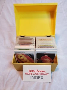 Biblioteca de tarjetas de recetas Betty Crocker 1971 vintage con caja amarilla - parece completa - Imagen 1 de 9