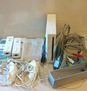 Pacchetto console Nintendo Wii RVL-001 con 2 Wii-Motes, 2 Nunchuck, 2 giochi + altro! - Foto 1 di 19