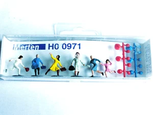 Merten OO/HO Gauge 0971 6 x Female Passengers Hurrying. - Picture 1 of 3