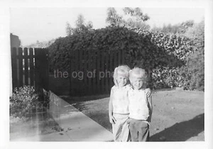 FOTO ENCONTRADA Vintage NIÑAS RUBIAS Instantánea en Blanco y Negro ORIGINAL 46 43 D - Imagen 1 de 1