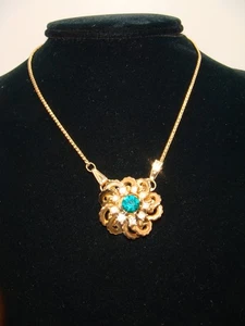 VINTAGE GOLD TONE SWIRL DEISGN PENDANT BROOCH NECKLACE EMERALD CLEAR RHINESTONES - Picture 1 of 16