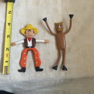 Juguetes flexibles vintage de vaquero y caballo de 4" de alto - Imagen 1 de 10